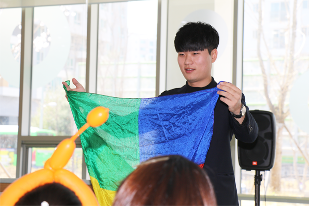 어린이재활병원 어린이들에게 즐거운 볼거리를 제공한 마술공연