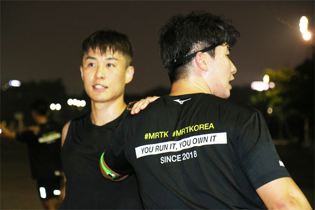 달리기에 앞서 스트레칭을 하고 있는 모습