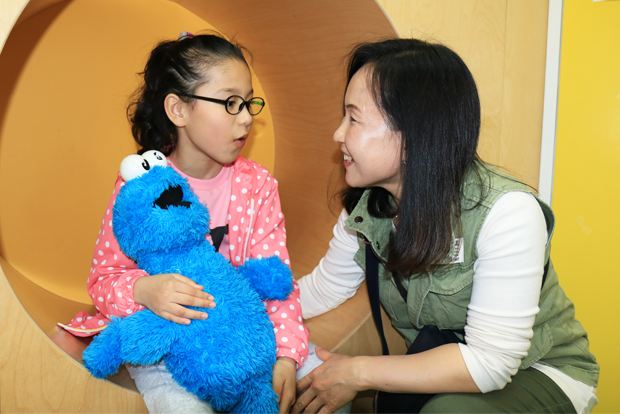 엄마와 대화를 나누고 있는 김해원 어린이.