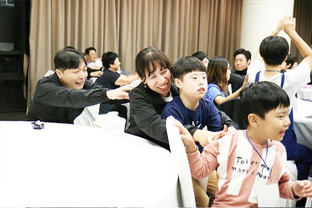 레크레이션을 즐기는 가족들