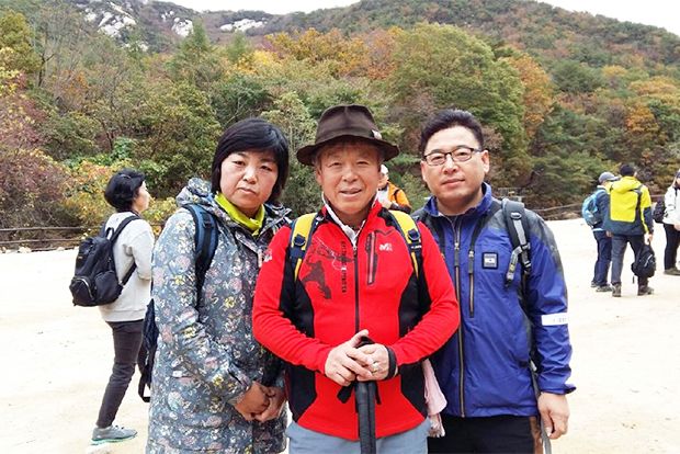 한걸음의 사랑 1주년 행사 때 엄홍길 대장과 (김문희 씨 제공)