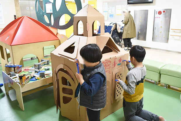 종이집을 색칠하고 있는 푸르메재활의원 어린이들