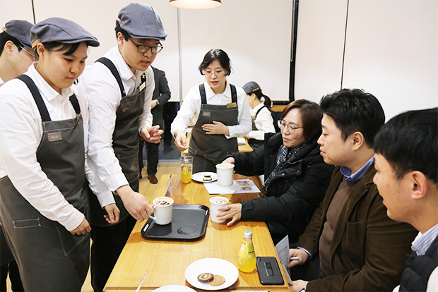 완성된 라떼아트를 심사위원들에게 선보이는 상암점 바리스타들