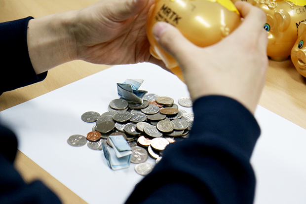 동전과 지폐가 한가득