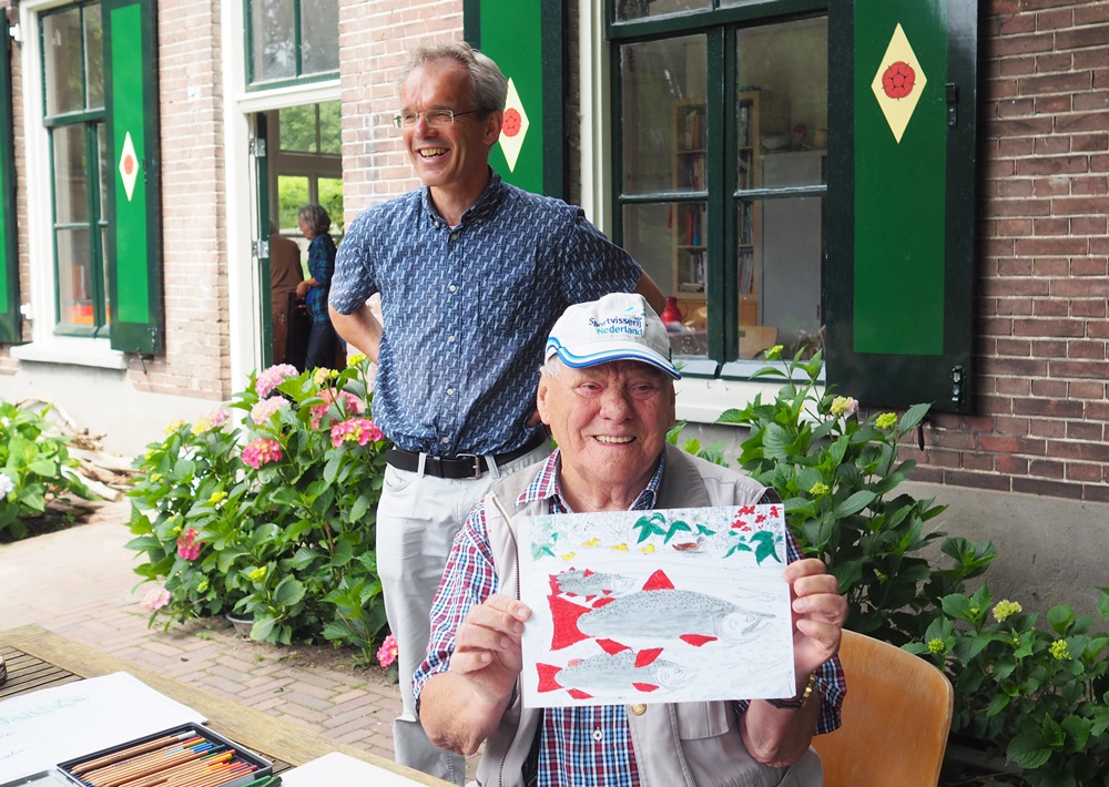 자신이 그린 그림을 보여주는 담 씨와 하싱크 박사