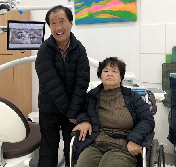 푸르메치과의원에서 치료를 받는 뇌성마비 부부