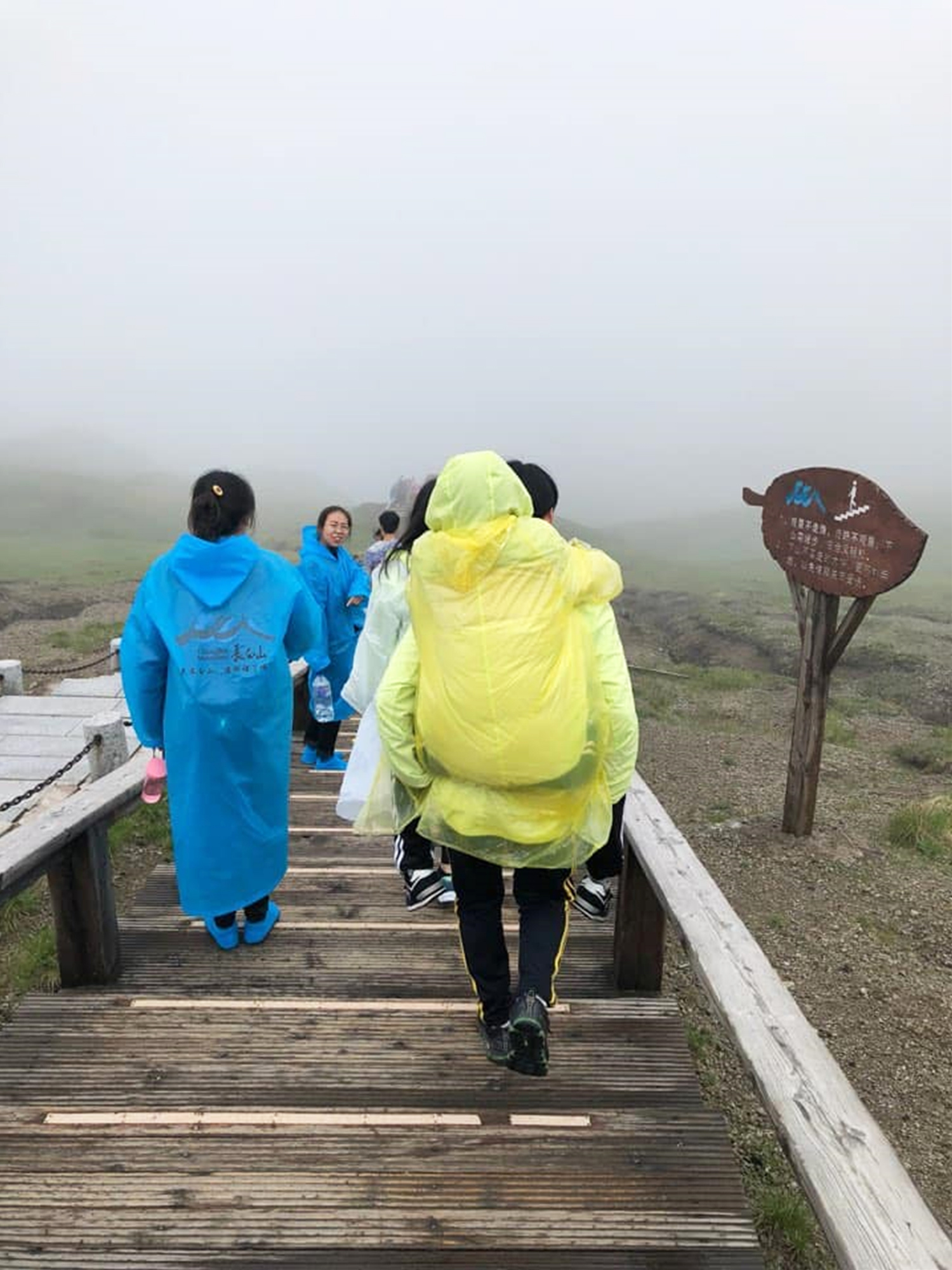 백두산 천지에 오르면서 어린 동생들을 세심하게 챙겼던 승우 (푸르메재단 DB)