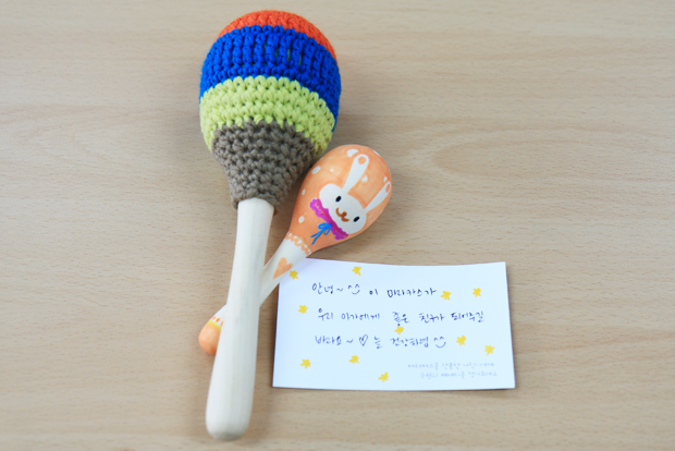 색색깔의 손뜨개 모자가 씌어진 마라카스.