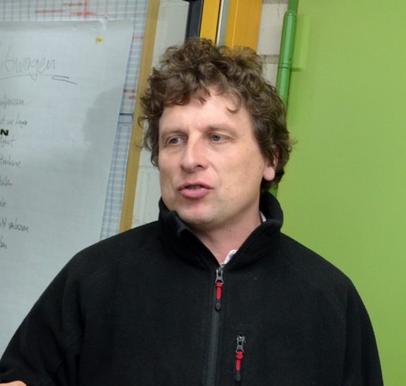 ▲ 생산 공정을 이끌고 있는 마이스터 라글(Ragl) 씨. 장애인을 지도하는 마이스터가 되기 위해서는 920시간의 직업교육을 이수해야 한다고 한다. 마이스터는 어떻게 하면 품질을 높일 수 있을지 꾸준히 고민한다고 한다.