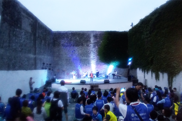 서귀포 예술극장의 무료공연을 즐기고 있는 발달장애인과 가족들