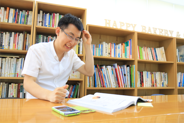 휴대폰 타이머를 켜놓고 휴식을 취하고 있는 구정환 씨