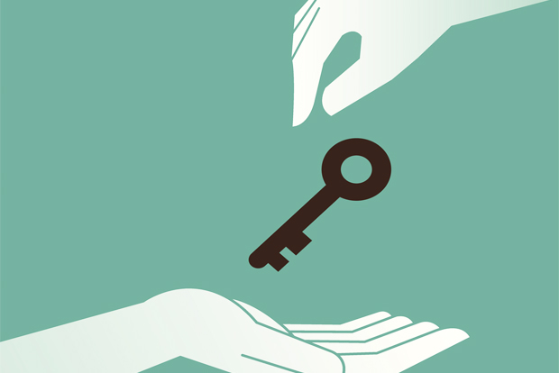 열쇠를 건네는 모습