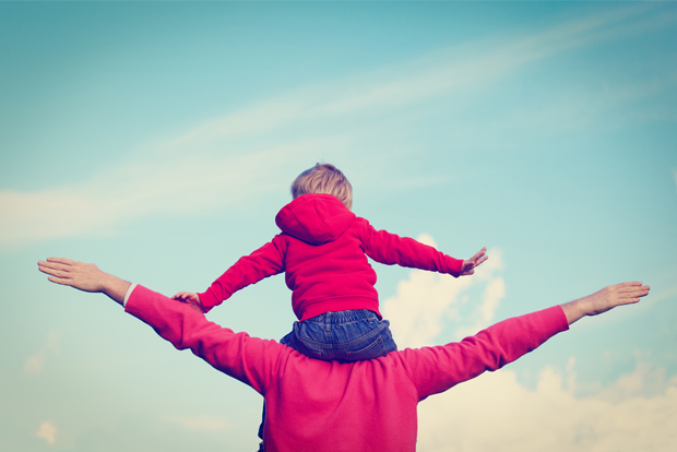 아이를 등에 태우고 있는 아빠