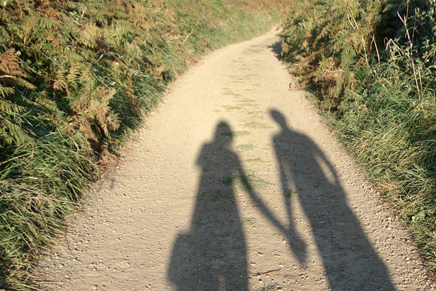 손잡고 걸어가는 커플