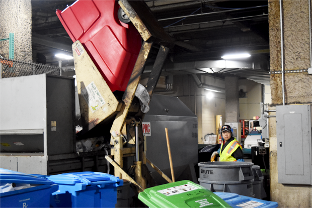 메리어트 호텔의 분리수거 작업