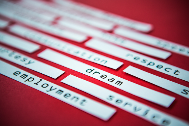 영어로 '꿈', '고용'이라 적힌 종이