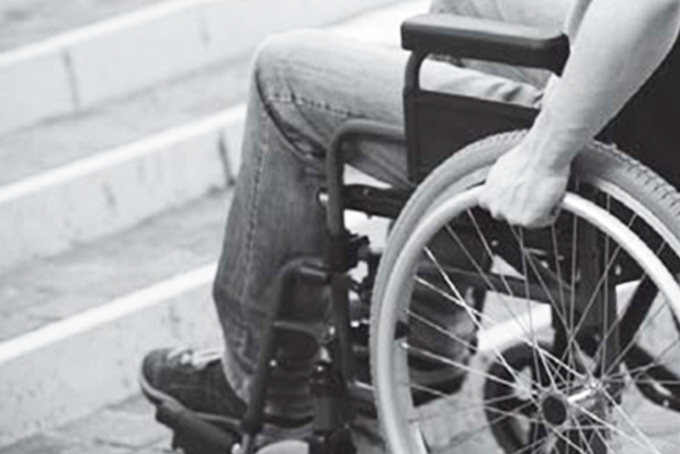 계단 앞에 선 휠체어