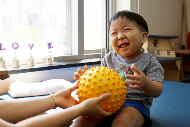 물리치료사가 건넨 공을 받고 있는 현우