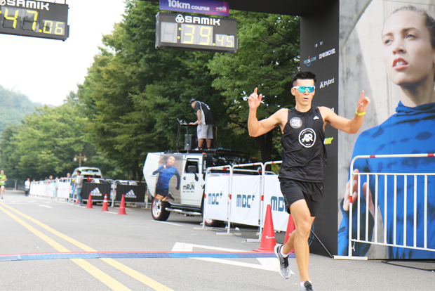 우수한 기록으로 결승선을 통과한 ‘1번’ 션 홍보대사
