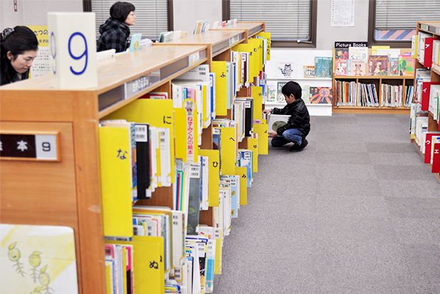 ▲ 어린이도서실에서 한 어린이가 원하는 책을 살펴보고 있다.