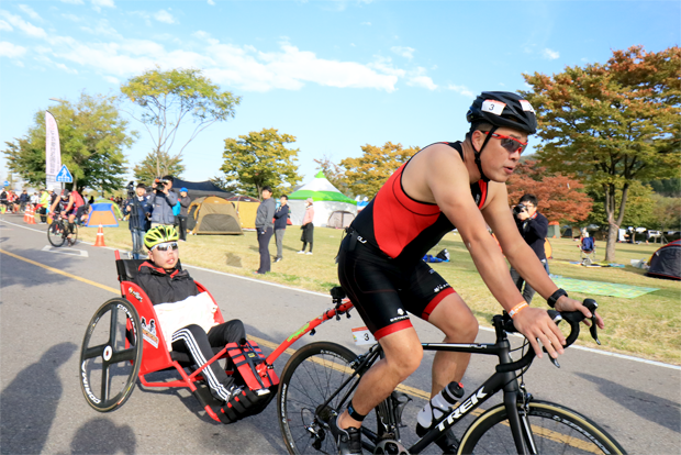 은총이를 트레일러에 태우고 사이클 경기에 도전하고 있는 은총아빠 박지훈 씨