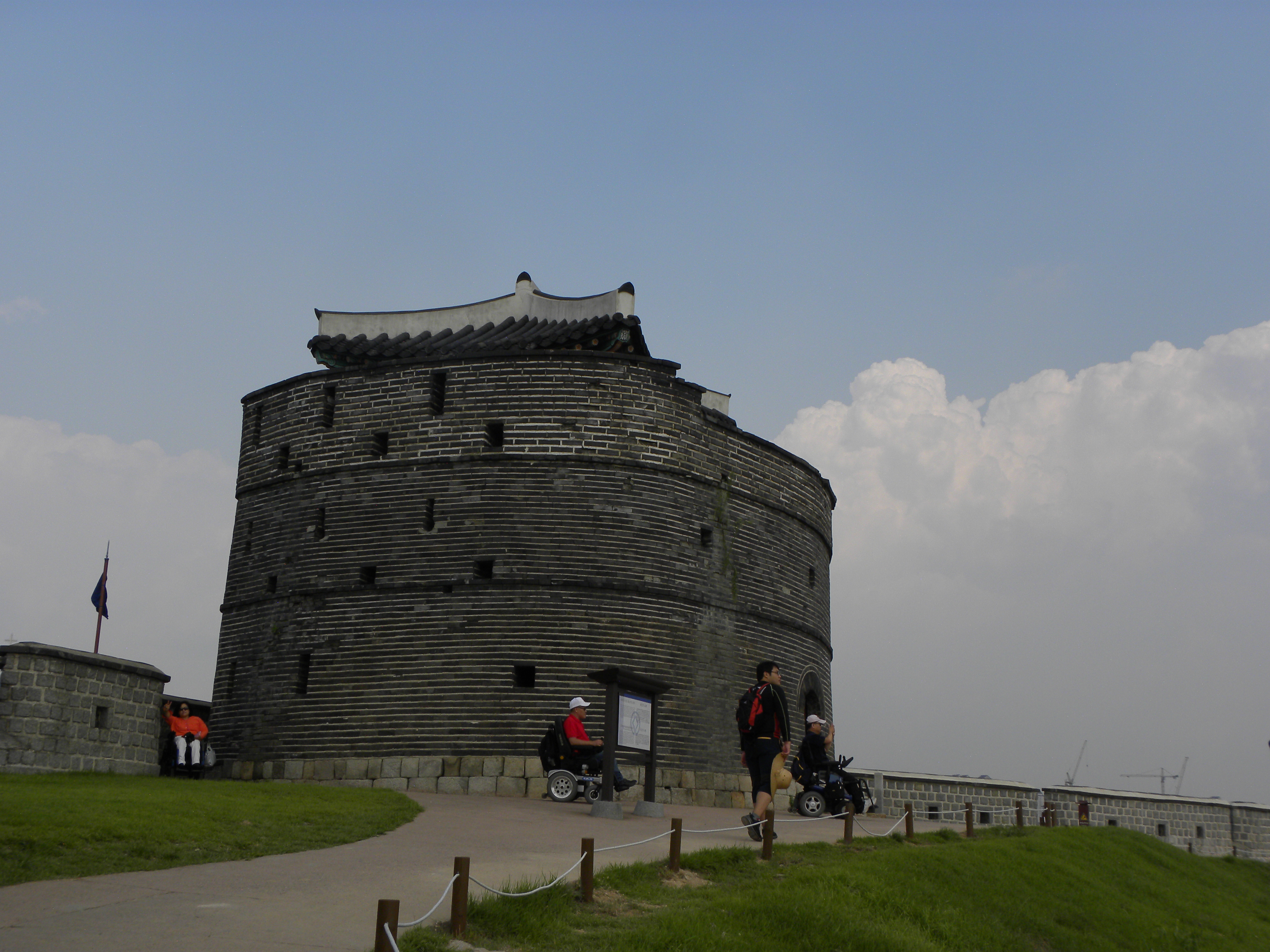 ▲ 휠체어로 올라가 관람이 가능한 동북공심돈. 화포를 쏠 수 있도록 원통형으로 축조되었다.