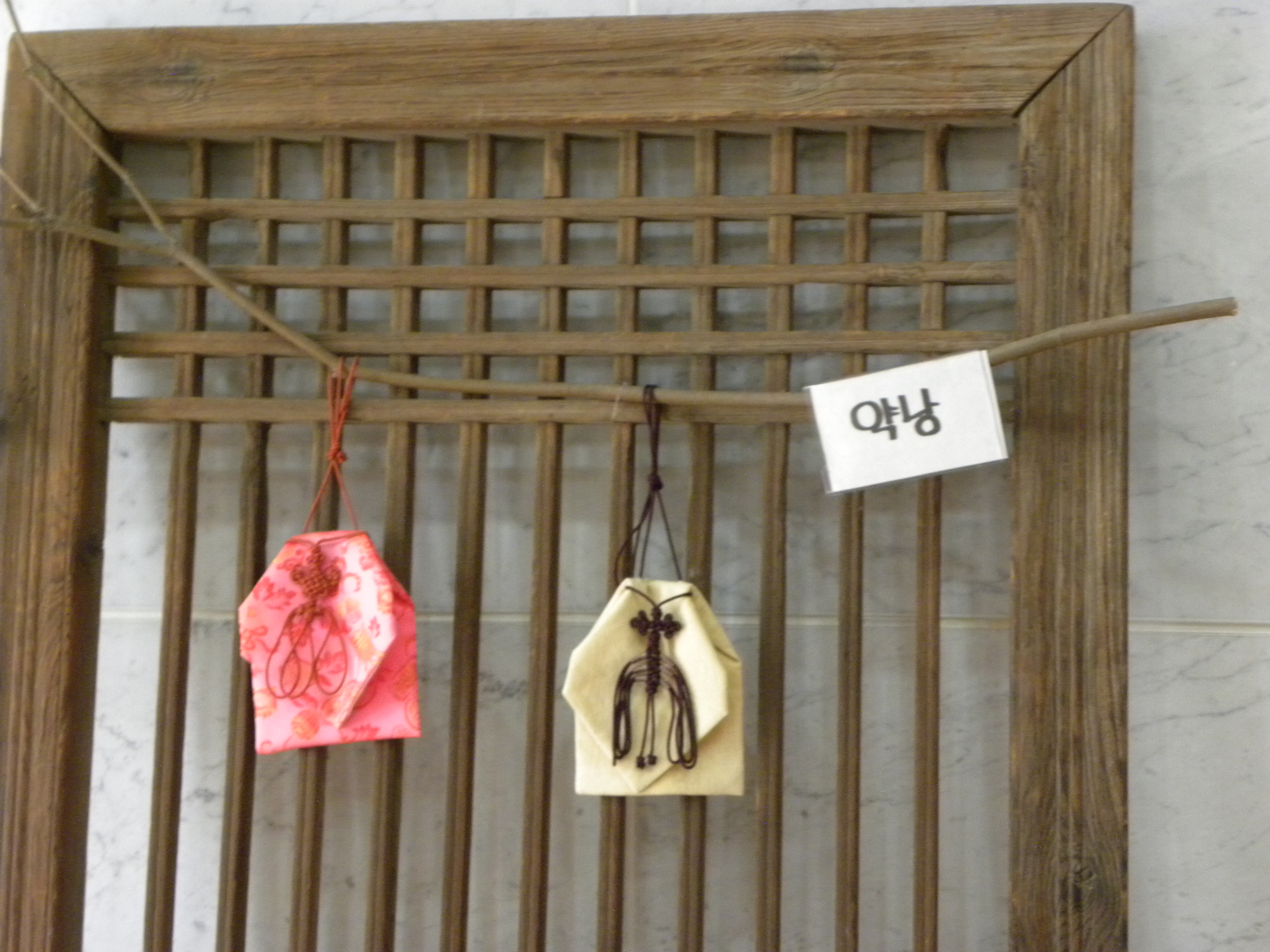 ▲ 추억을 되새길 수 있는 여러 소품을 담는 데 제격인 약낭주머니