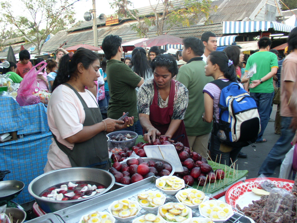 ▲ 여행자의 발길을 사로잡는 카오산 로드의 다양한 음식