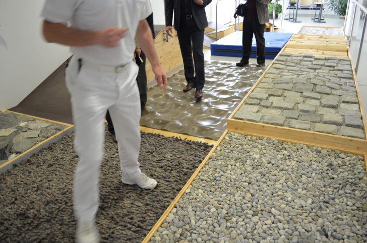 ▲ 다양한 보행환경을 경험하도록 자갈, 벽돌 등 여러 질감으로 구현된 바닥