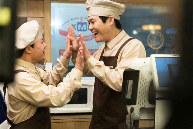 제과제빵 직업교육을 받고 있는 인규