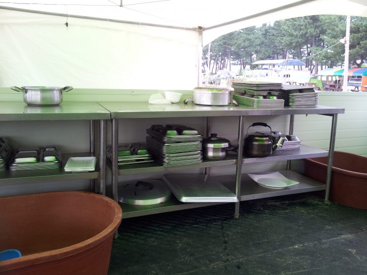 ▲ 음식 재료만 준비하면 배식판, 냄비, 주전자 등 각종 취사도구를 무료로 이용할 수 있다.