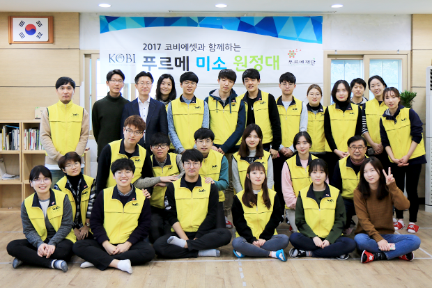 치과봉사를 마치고 활짝 웃고 있는 푸르메미소원정대