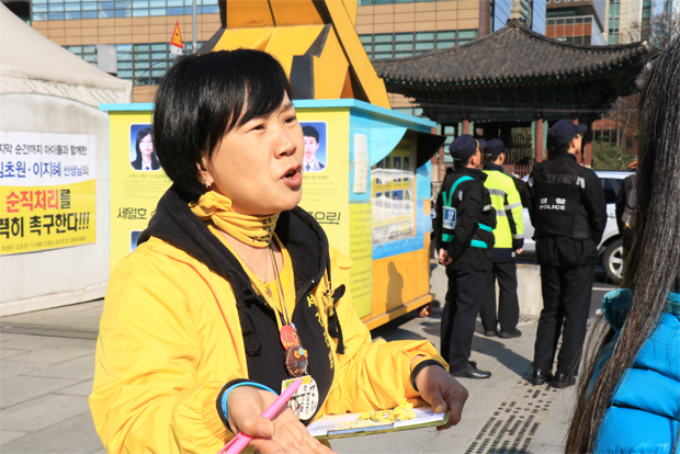광화문광장을 찾는 시민들에게 세월호 참사를 제대로 알리기 위해 목소리 내고 있는 권미화 씨.