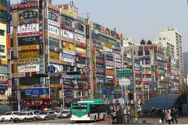 ▲ 원색의 간판 홍수 속에 살고 있는 우리