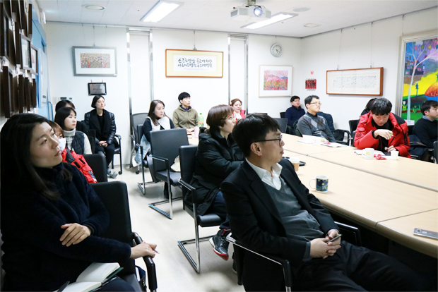 홍보 전문가들의 강연에 열중하고 있는 홍보담당자들