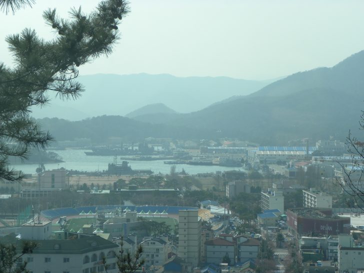 ▲ 모노레일을 타고 올라 간 왕제산에서 내려다 본 진해 시내