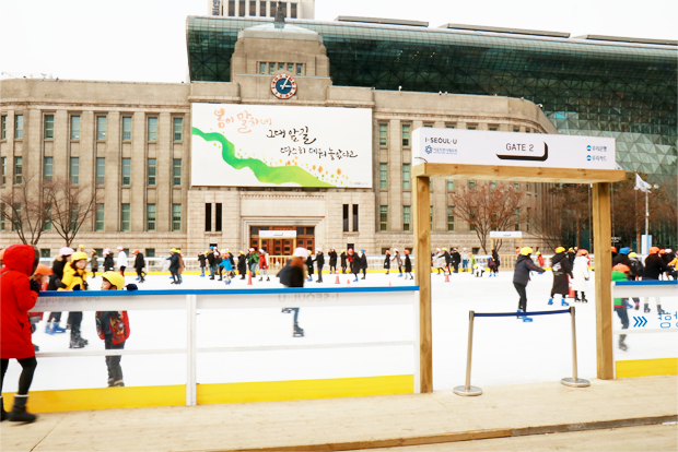 추위도 잊은 채 얼음판을 내달리는 시민들