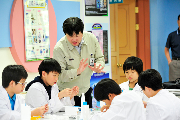 ▲ 현대모비스 임직원의 재능기부를 통해 이뤄지는 과학수업인 주니어 공학교실.