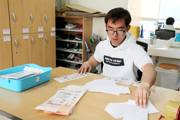 한영빈 씨가 종로장애인복지관 직업훈련 프로그램에 참여하고 있는 모습