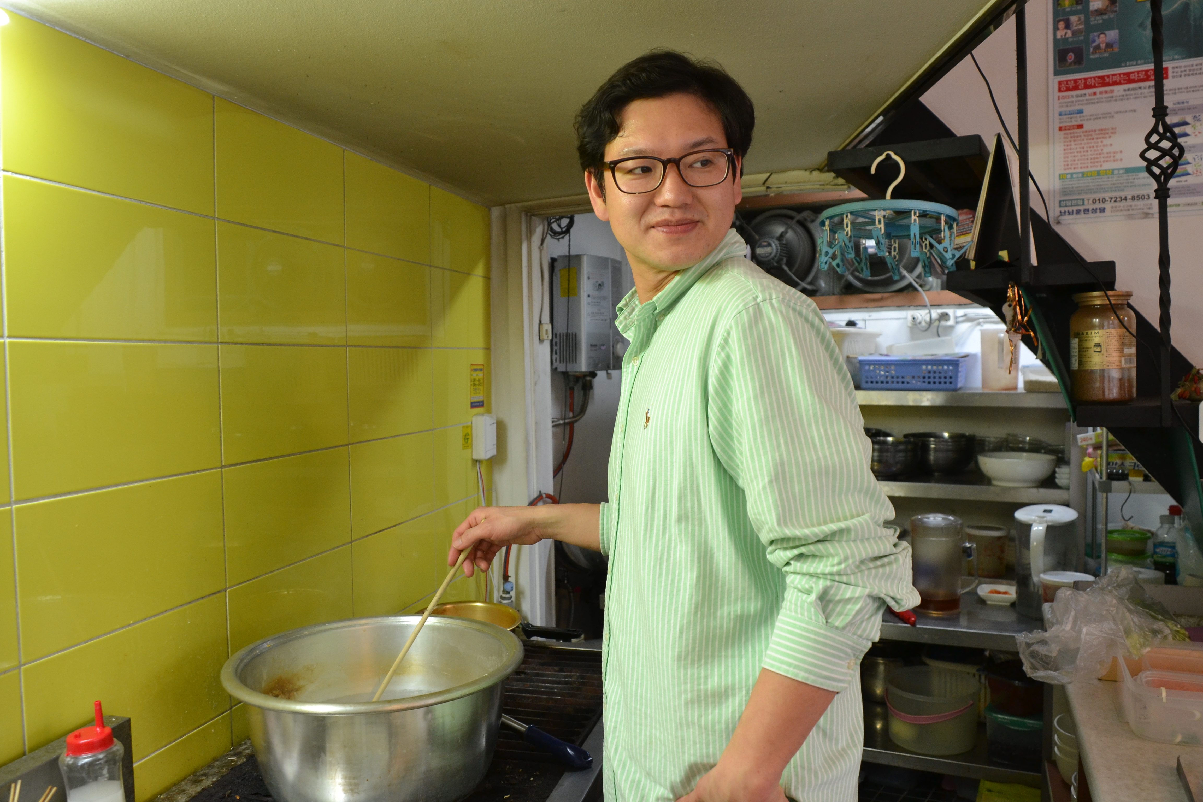 ▲ 주문을 받자마자 주방에서 국수를 삶고 있는 이경주 사장의 모습