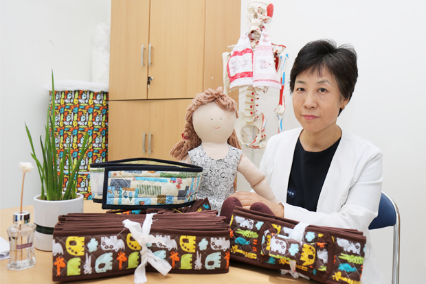 효과적인 치료를 위해 치료 보조기구를 개발한 두정희 치료실장