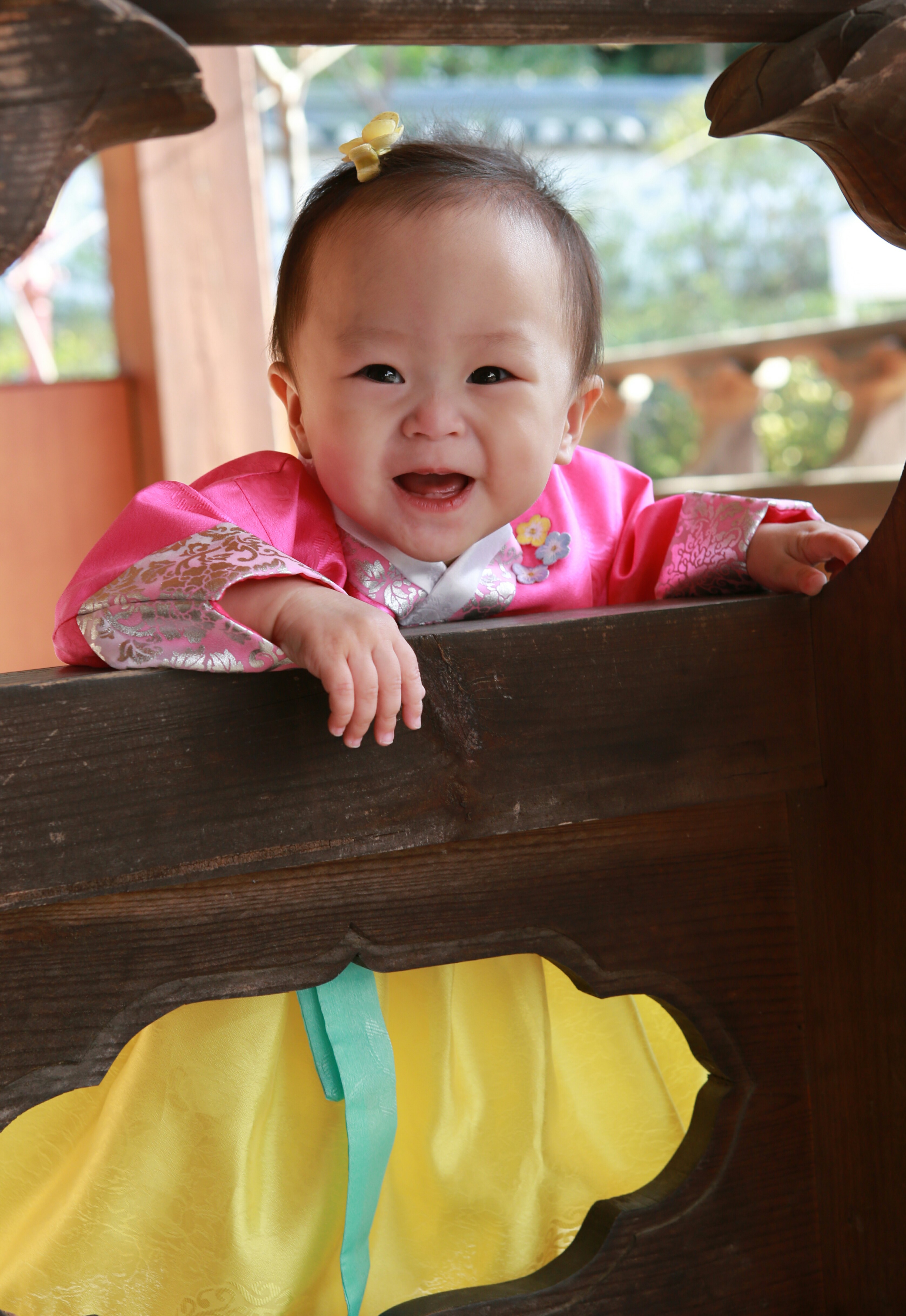 ▲ 아직도 너무 작아 몸에 맞는 한복을 구할 수 없는 주하를 위해 엄마 친구가 직접 만들어 선물한 옷을 입고 첫 생일을 기념해 찍은 사진. 밝은 미소가 사랑스럽다.