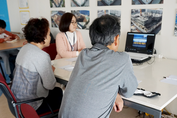 시각장애인의 하루를 경험한 뒤 소감을 나누는 참가자들