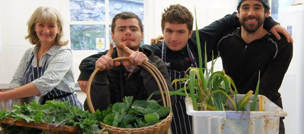 직접 재배한 농산품을 시민들에게 알리는 학생들