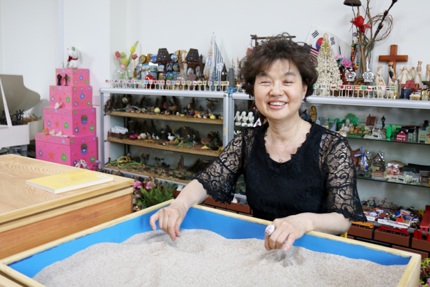 심리치료에 사용되는 모래놀이터 앞에서