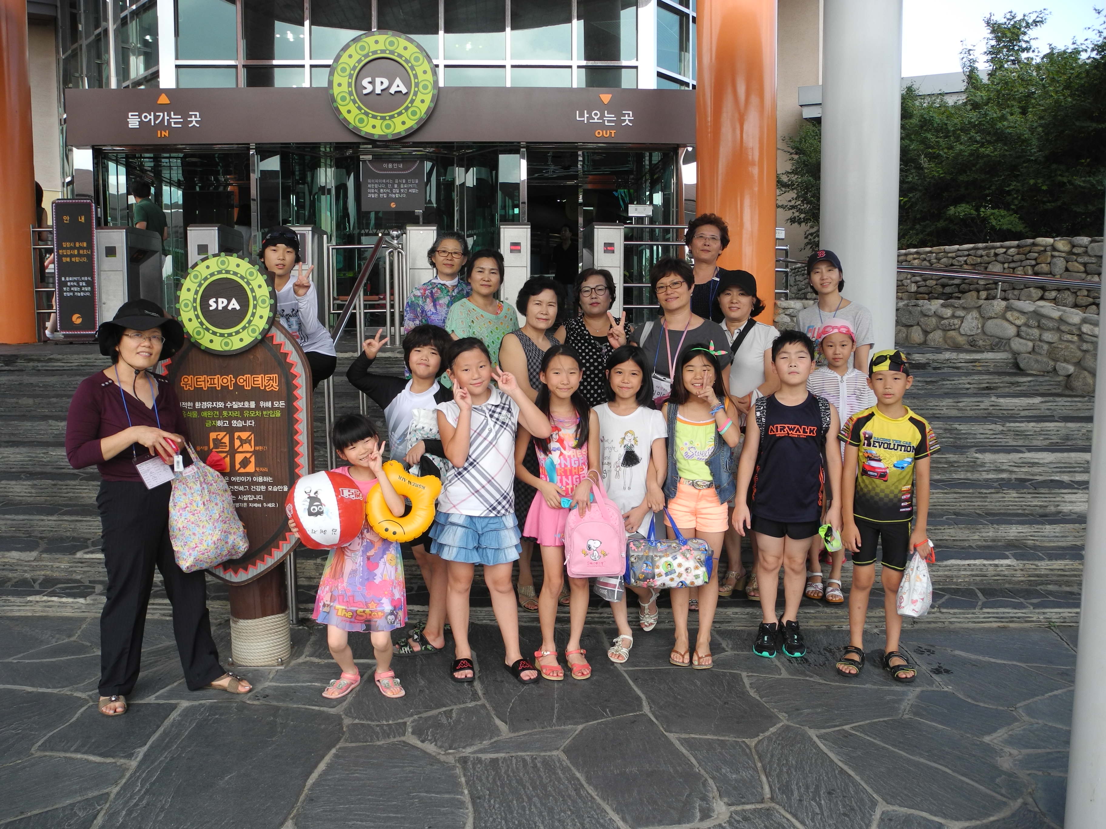 ▲ 임직원의 자발적인 참여를 통해 소외계층 아동의 학업비, 의료비, 교육비 등을 지원하는 ‘사랑의 띠잇기’