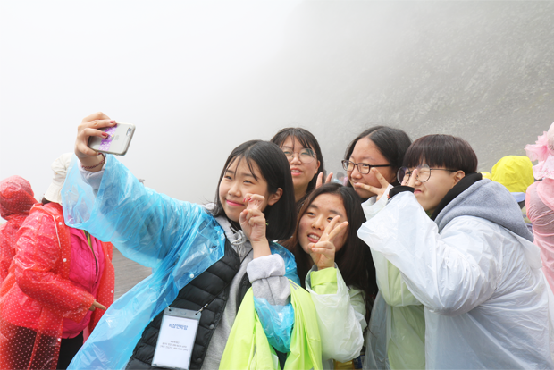 백두산 천지에 도착해 기념사진을 찍고 있는 참가자들