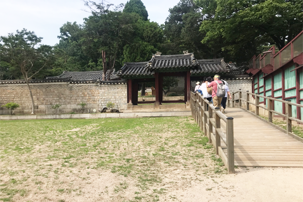 휠체어 이용자도 탐방할 수 있도록 마련된 경사로