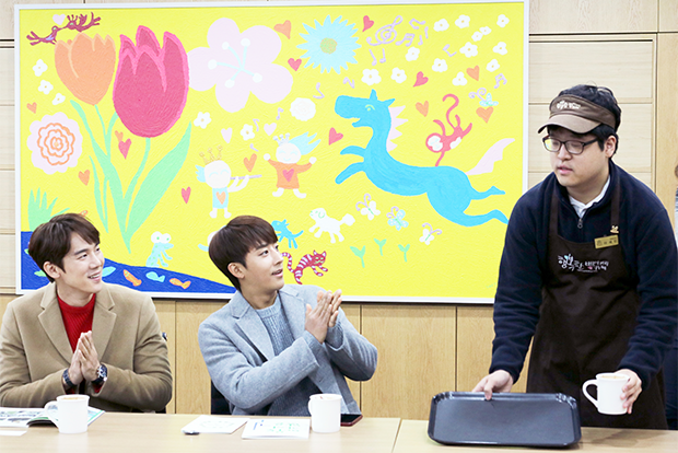 라떼아트 솜씨를 발휘한 장애인 바리스타에게 박수를 보낸 두 배우