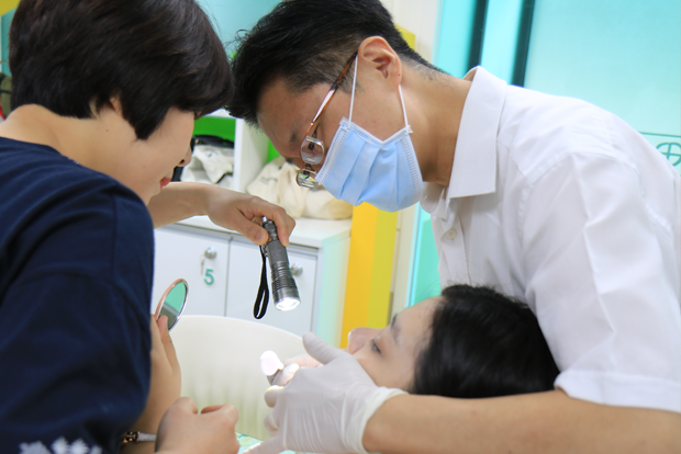 장애인의 구강상태를 살피고 있는 조준희 원장